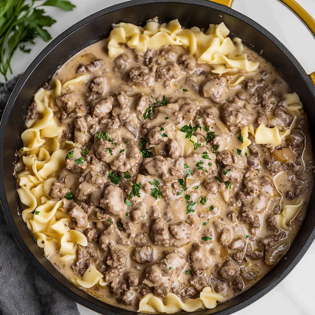 Une casserole de macaroni et de viande chaude dans un bol.